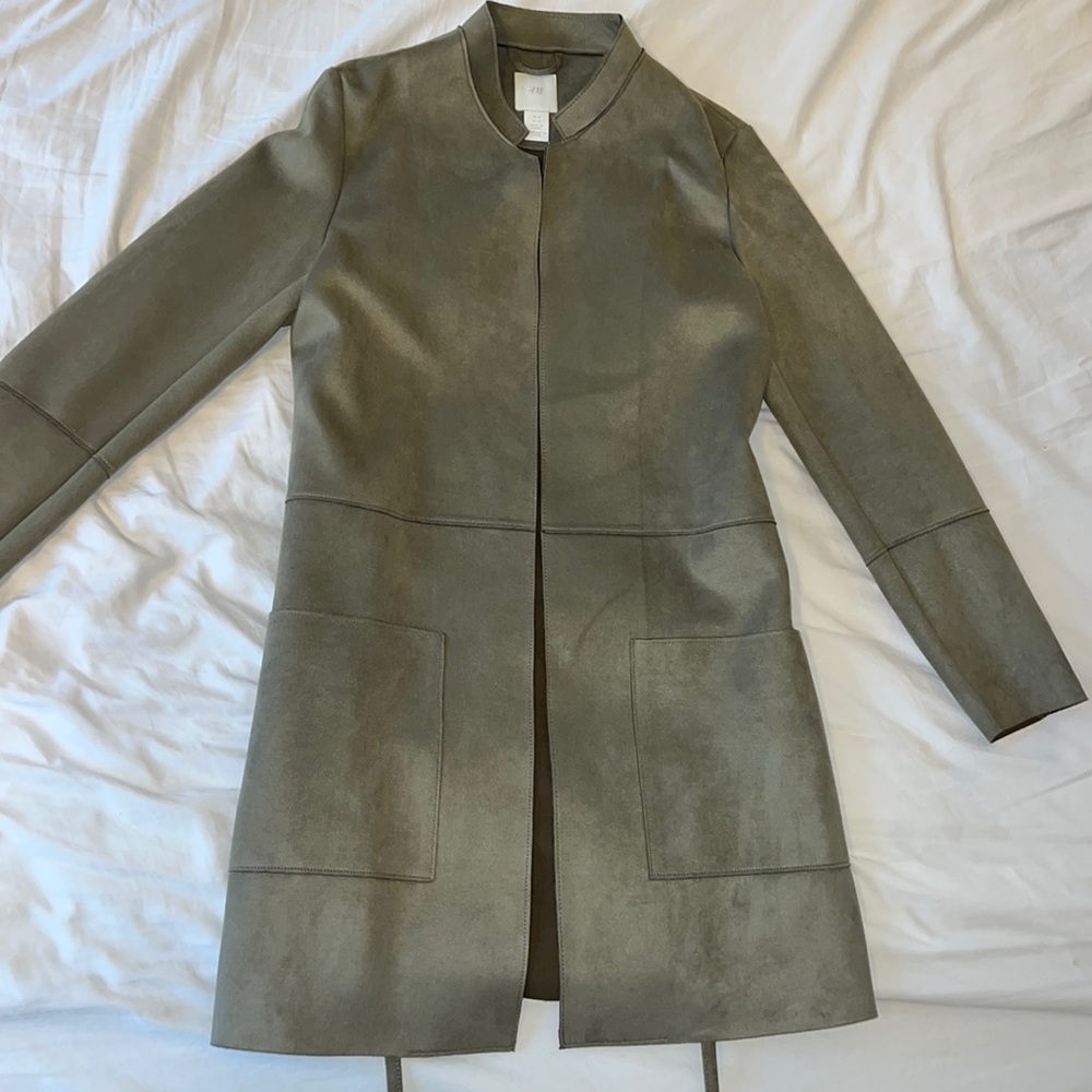 faux suede coat . removable tie belt at waist, and patch front pockets. Size 10